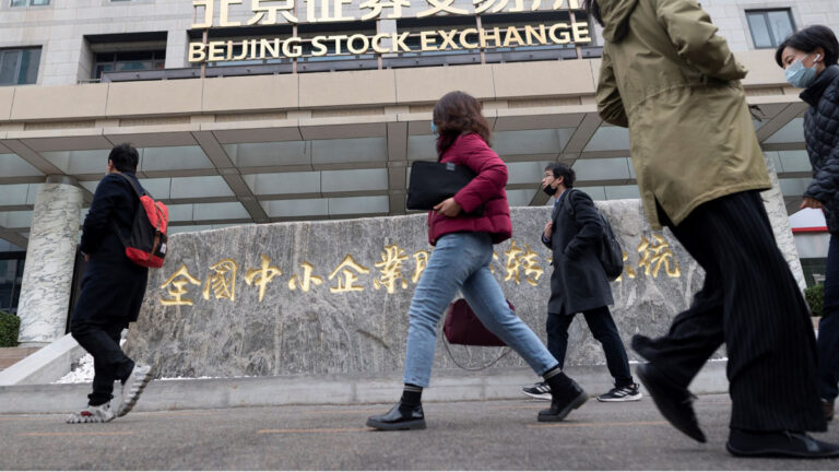 China regresa a confinamiento en ciudades grandes y cierra fábricas por brote de COVID-19