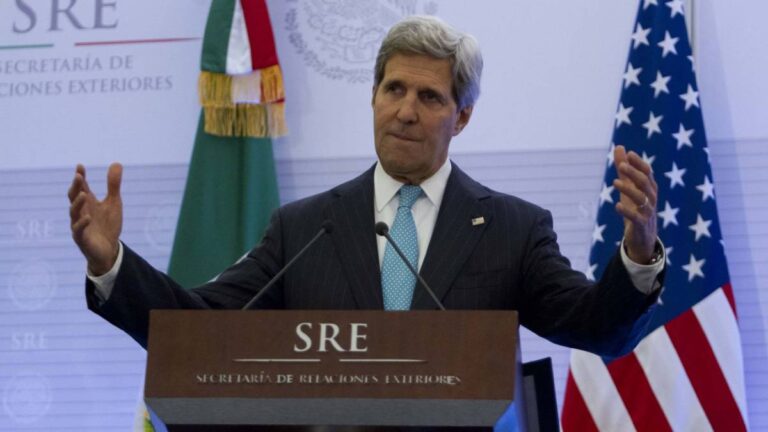 Acompañado de empresarios de EU, John Kerry se reúne con AMLO en Palacio Nacional