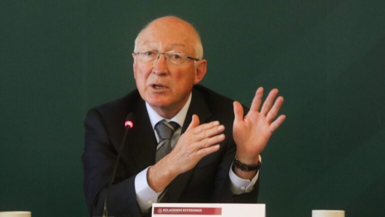 Ken Salazar, embajador de EU en México, visita a AMLO en Palacio Nacional, por reforma eléctrica