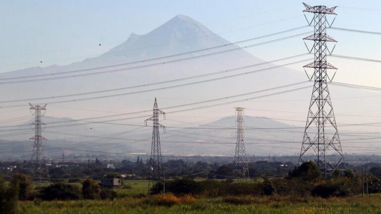 Se aplaza para el domingo sesión para dictaminar la Reforma Energética