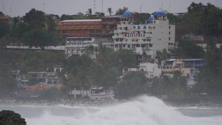 Activan 203 refugios en Oaxaca por huracán Agatha