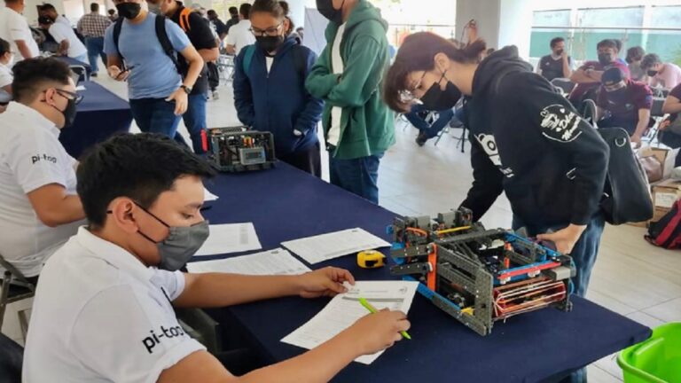 ¡Orgullo mexa! Estudiantes de México participan en el Campeonato Mundial de Robótica VEX 2022