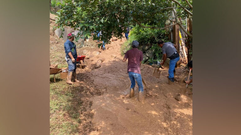 Fuga de agua desgaja cerro en Veracruz; hay daños en viviendas