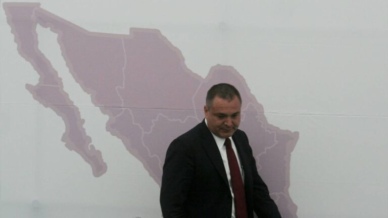 García Luna enfrenta tres órdenes de aprehensión por estos delitos: FGR