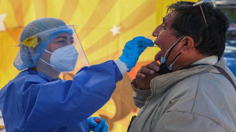 Sigue subiendo COVID: anuncian cuándo sería el pico de la quinta ola