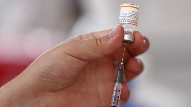 Atención, papás: IMSS da recomendaciones para vacunar contra COVID-19 a niños con cáncer