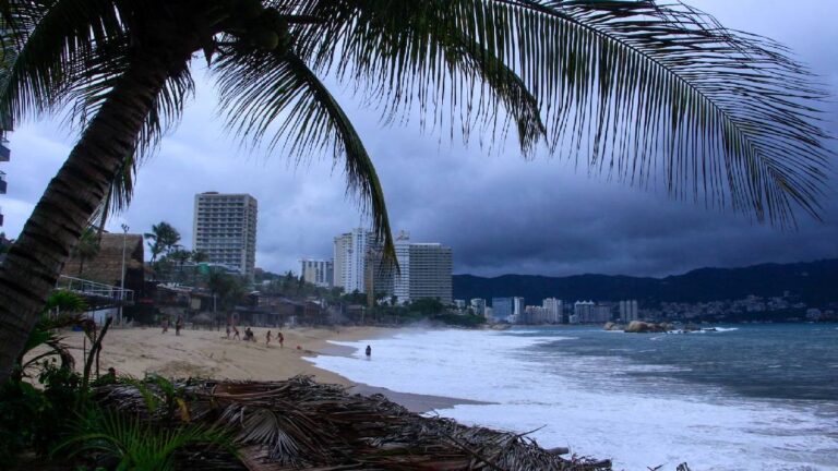 Bonnie se convierte en huracán categoría 1; se desplaza en paralelo a las costas del Pacífico mexicano