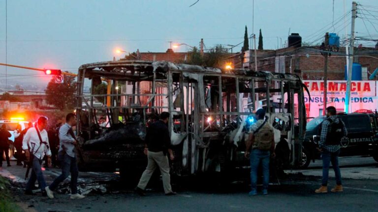 Bloqueos, quema de vehículos y comercios en Jalisco y Guanajuato fueron por detenciones: AMLO