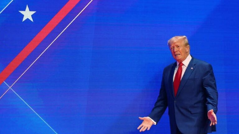 Trump acusa a FBI de llevarse 3 pasaportes de su casa de Florida