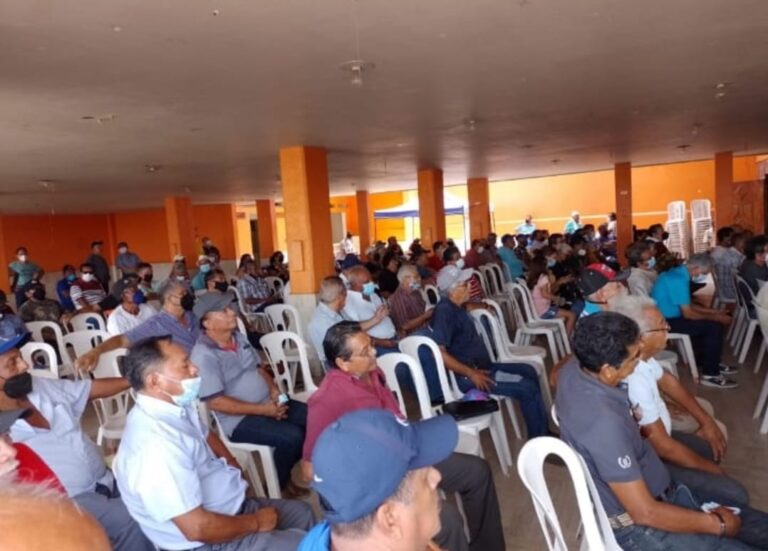 En Agua Dulce…petroleros jubilados de la 11 apoyan el proyecto del doctor Dagoberto