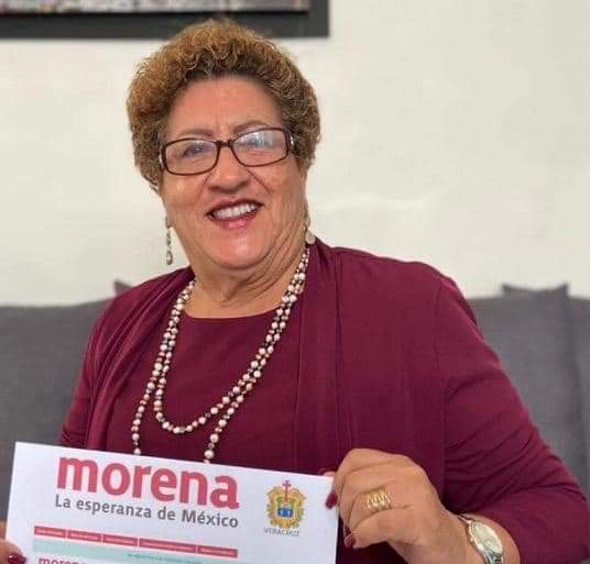 A Esmeralda Mora…le llueve y le llovizna