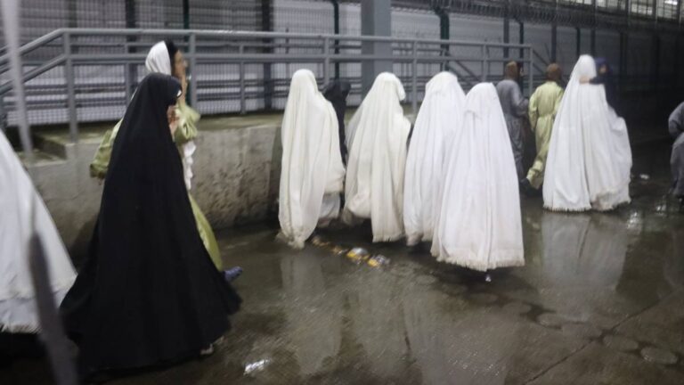 ¡Entre gritos y empujones! Escapan judíos de secta extremista Lev Tahor de oficinas del DIF en Huixtla, Chiapas