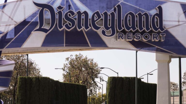 Si en México se “saltan” el Metro, en Disney esconden a niña para no pagar la entrada
