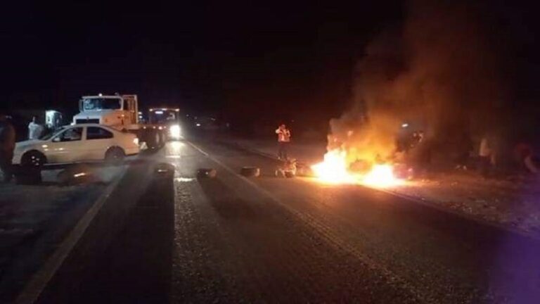 Bloquean carreteras: exigen destitución del alcalde de Nicolás Bravo, Puebla