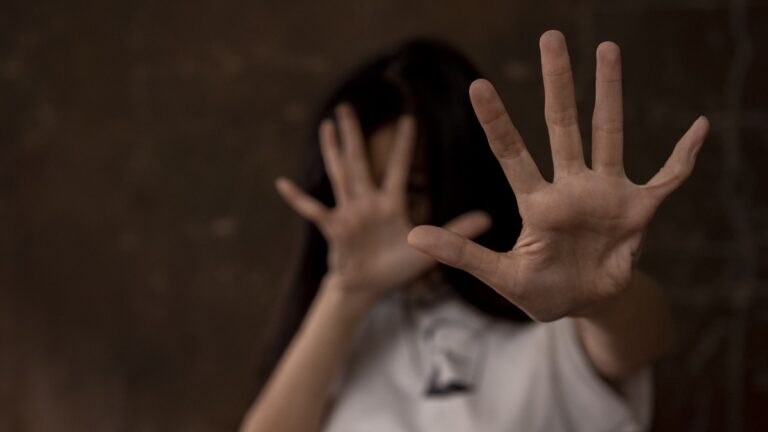 Senado avala hasta 21 años de cárcel a quien ataque con ácido o sustancias corrosivas a mujeres