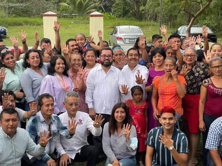 Sergio Guzmán…con la “plana mayor” del morenismo en Agua Dulce