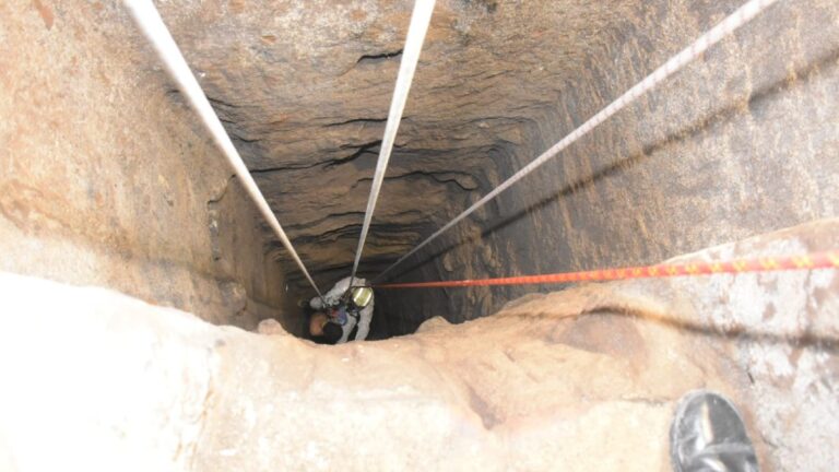 ¡Vive para contarlo! Sujeto cae a pozo de 45 metros de profundidad en Puebla y sólo se fractura el brazo