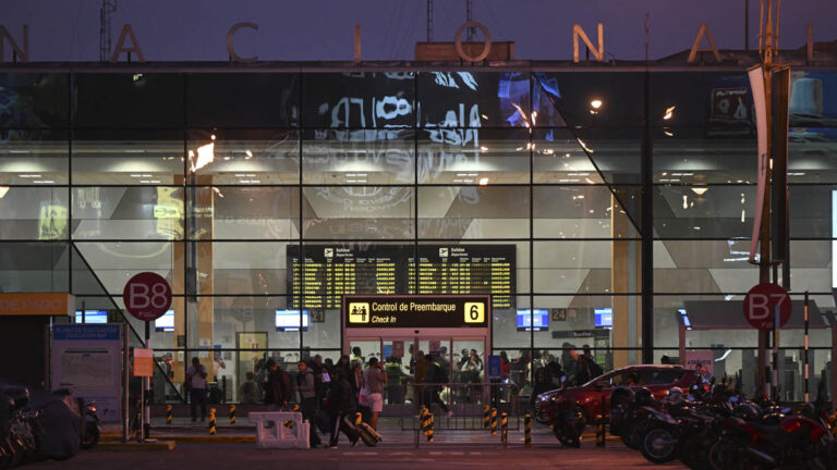 Más de 250 mexicanos varados en Perú por situación política: SRE