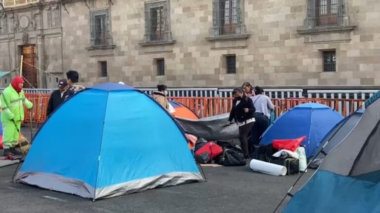 Acuerdan mesa de trabajo: CNTE retira plantón frente a Palacio Nacional
