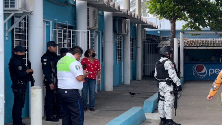 Histeria por supuesta fuga de amoniaco provoca desalojo de estudiantes en escuela de Veracruz