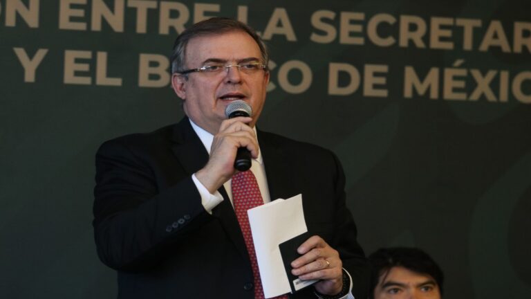 SRE y Banxico firman convenio para que mexicanos en el extranjero usen pasaporte o matrícula consular para abrir cuentas de banco