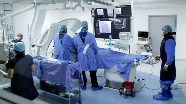 ¿Quieres trabajar en IMSS-Bienestar? Difunden convocatoria para médicos y auxiliares en enfermería en seis estados