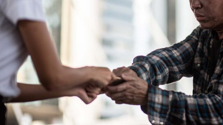 ¡No tiene vergüenza! Sujeto pide celulares para hacer una llamada y los roba en Veracruz