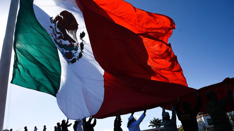 ¿Es festivo o de descanso obligatorio el 24 de febrero, Día de la Bandera?