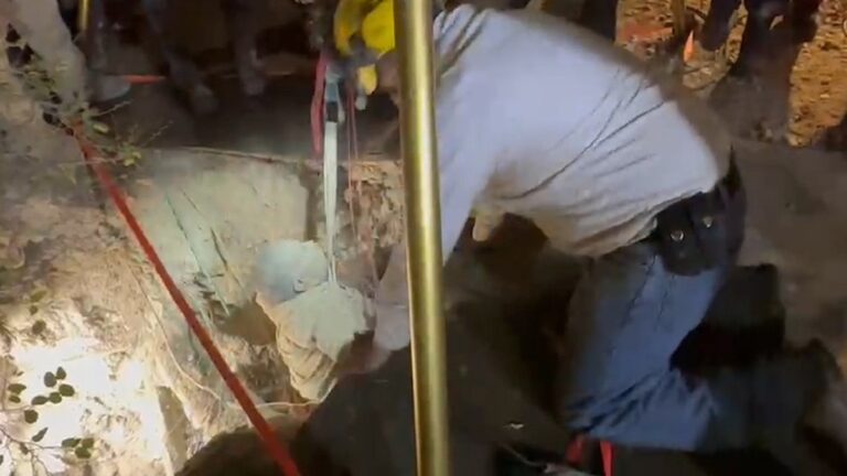 Abuelito cae a grieta y se queda atrapado por 11 horas en San Luis Potosí