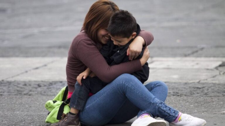 Madres solteras podrán tramitar beca de 4 mil pesos; ve requisitos